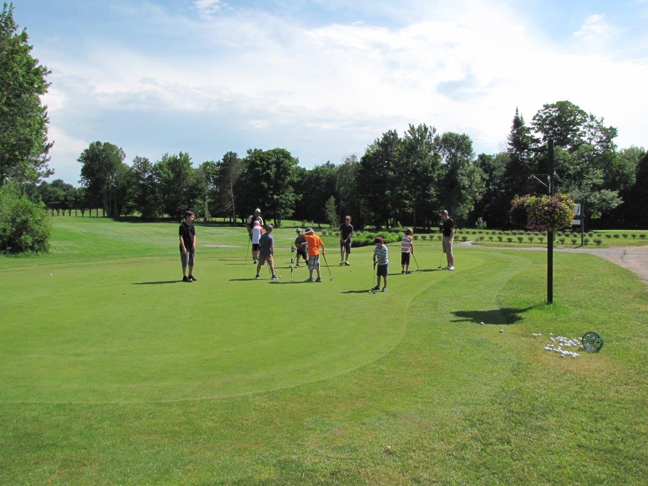 Joueurs sur un vert du Golf des Pins